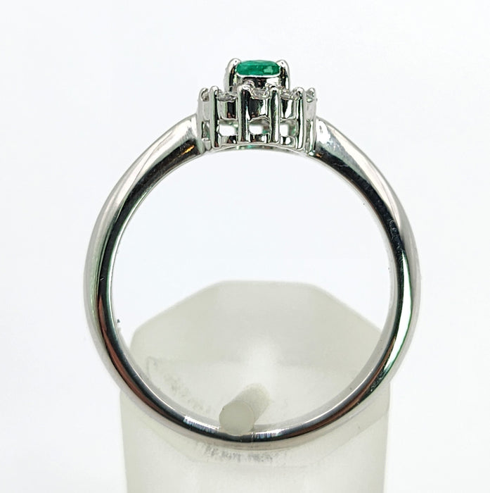 6434: Vintage: 18ct White Gold Emerald 12 Diamonds Ring