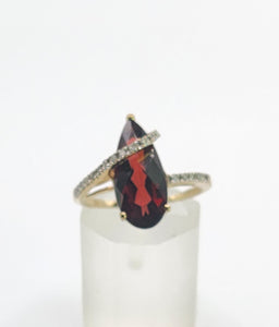 1635: Vintage: 9ct Gold Pear-Cut Almandine Garnet 18 Diamonds Dress Ring