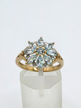 Cargar imagen en el visor de la galería, 1549: Vintage: 9ct Gold Blue Aquamarines Diamonds Starburst Cluster Ring- total eye candy
