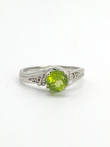 1591: Vintage: 9ct White Gold Peridot Diamonds Dress Ring- lovely cut & Colours