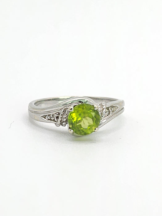 1591: Vintage: 9ct White Gold Peridot Diamonds Dress Ring- lovely cut & Colours
