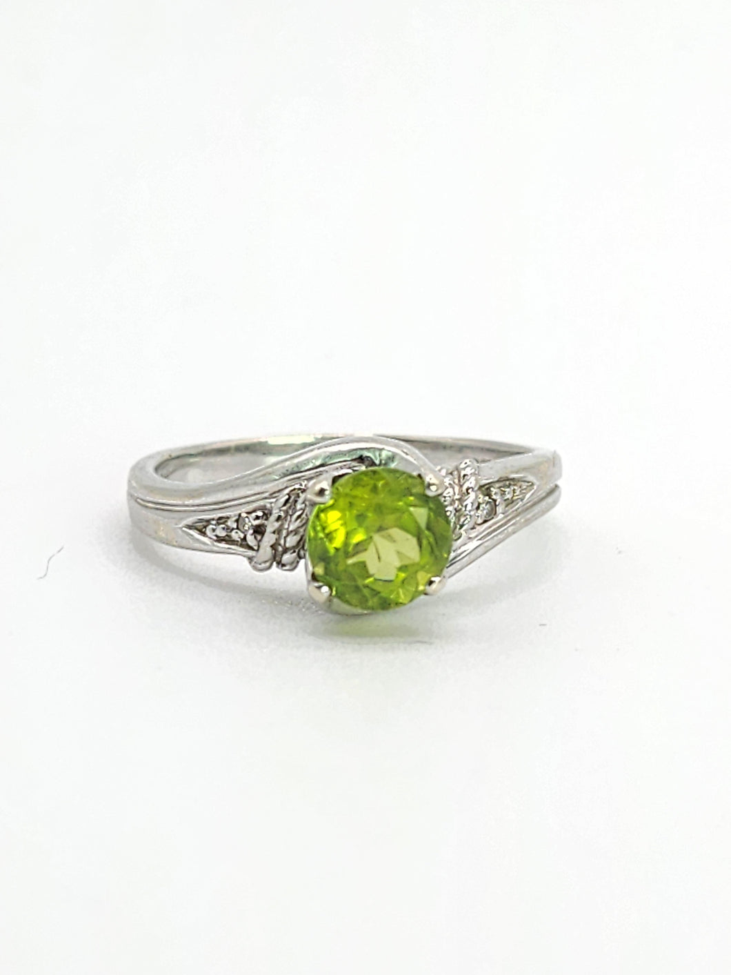 1591: Vintage: 9ct White Gold Peridot Diamonds Dress Ring- lovely cut & Colours