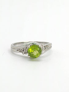 1591: Vintage: 9ct White Gold Peridot Diamonds Dress Ring- lovely cut & Colours