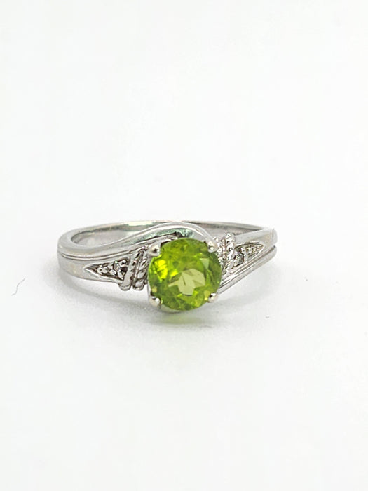 1591: Vintage: 9ct White Gold Peridot Diamonds Dress Ring- lovely cut & Colours