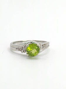 1591: Vintage: 9ct White Gold Peridot Diamonds Dress Ring- lovely cut & Colours