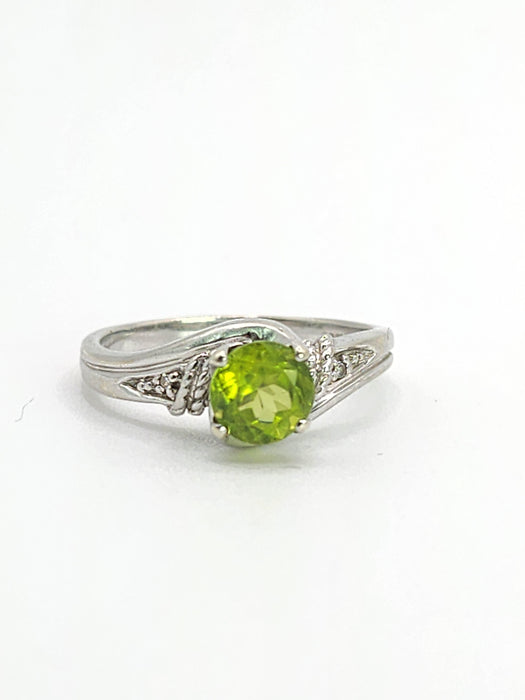 1591: Vintage: 9ct White Gold Peridot Diamonds Dress Ring- lovely cut & Colours