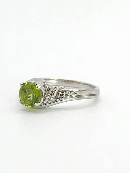 1591: Vintage: 9ct White Gold Peridot Diamonds Dress Ring- lovely cut & Colours