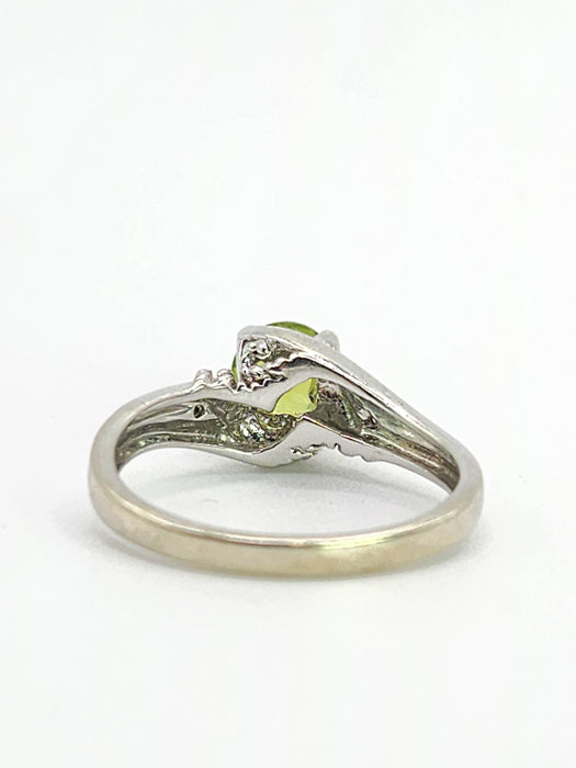 1591: Vintage: 9ct White Gold Peridot Diamonds Dress Ring- lovely cut & Colours