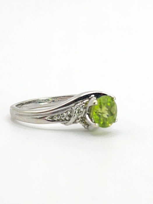 1591: Vintage: 9ct White Gold Peridot Diamonds Dress Ring- lovely cut & Colours