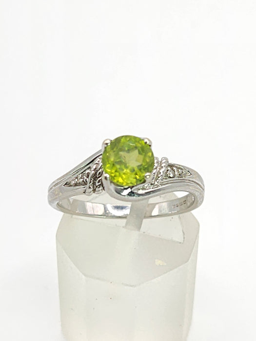 1591: Vintage: 9ct White Gold Peridot Diamonds Dress Ring- lovely cut & Colours