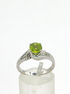 1591: Vintage: 9ct White Gold Peridot Diamonds Dress Ring- lovely cut & Colours