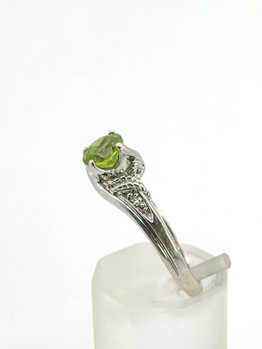 1591: Vintage: 9ct White Gold Peridot Diamonds Dress Ring- lovely cut & Colours