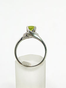 1591: Vintage: 9ct White Gold Peridot Diamonds Dress Ring- lovely cut & Colours