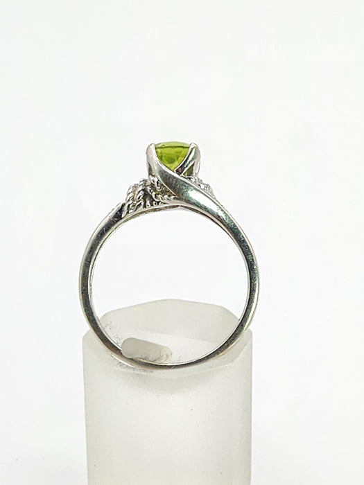 1591: Vintage: 9ct White Gold Peridot Diamonds Dress Ring- lovely cut & Colours