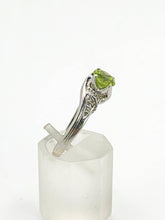 Cargar imagen en el visor de la galería, 1591: Vintage: 9ct White Gold Peridot Diamonds Dress Ring- lovely cut &amp; Colours
