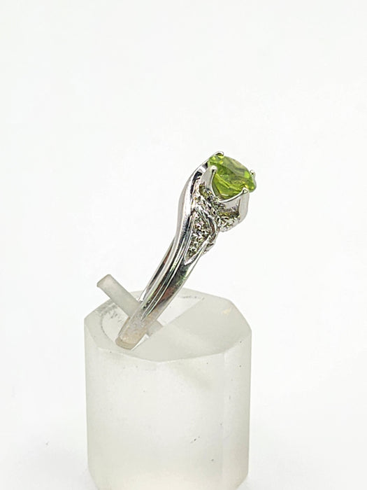 1591: Vintage: 9ct White Gold Peridot Diamonds Dress Ring- lovely cut & Colours
