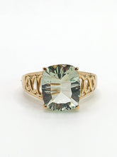Cargar imagen en el visor de la galería, 1782: Vintage: 9ct Gold Cushion Cut Mint Green Quartz Ring- lovely cut and colours
