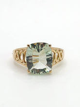 Cargar imagen en el visor de la galería, 1782: Vintage: 9ct Gold Cushion Cut Mint Green Quartz Ring- lovely cut and colours
