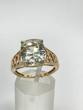 Cargar imagen en el visor de la galería, 1782: Vintage: 9ct Gold Cushion Cut Mint Green Quartz Ring- lovely cut and colours
