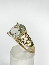 Cargar imagen en el visor de la galería, 1782: Vintage: 9ct Gold Cushion Cut Mint Green Quartz Ring- lovely cut and colours
