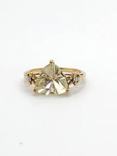 Cargar imagen en el visor de la galería, 1783: Vintage: 9ct Gold Trillion Cut Mint Greek Quartz Diamonds Cocktail Ring- LUSH
