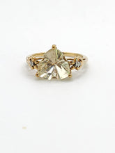 Cargar imagen en el visor de la galería, 1783: Vintage: 9ct Gold Trillion Cut Mint Greek Quartz Diamonds Cocktail Ring- LUSH
