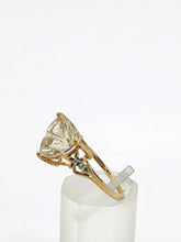Cargar imagen en el visor de la galería, 1783: Vintage: 9ct Gold Trillion Cut Mint Greek Quartz Diamonds Cocktail Ring- LUSH
