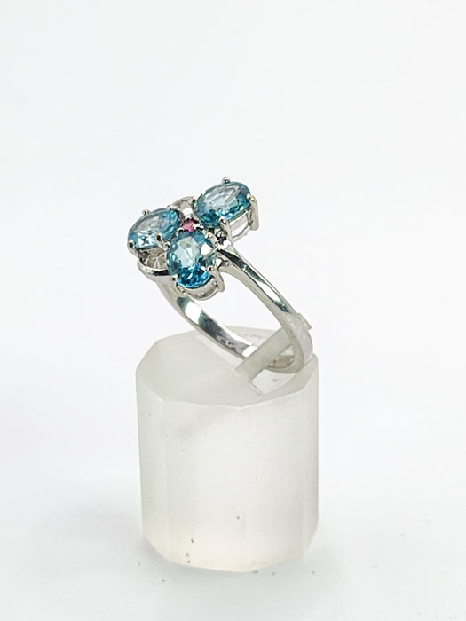 1775: Vintage: 9ct White Gold Topaz Ruby Eclectic Dress Ring- totally captivating