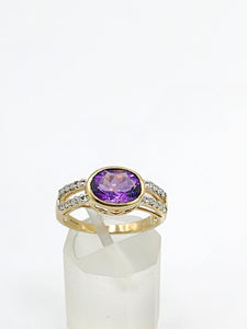 1031: Vintage 9ct Gold Amethyst Diamonds Openwork Dress Ring- sparkling design