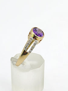 1031: Vintage 9ct Gold Amethyst Diamonds Openwork Dress Ring- sparkling design
