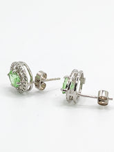 Cargar imagen en el visor de la galería, 1453: Vintage: 18ct White Gold Peridot 52 Diamonds Stud Earrings- lovely sparkle
