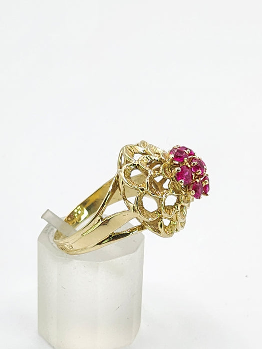 1484 Vintage: 14ct Yellow Gold Ruby Floral Cluster Ring
