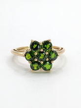 Cargar imagen en el visor de la galería, 1580: Vintage; 9ct Gold Green Diopsides Flowerhead Ring- Captivating cluster
