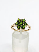Cargar imagen en el visor de la galería, 1580: Vintage; 9ct Gold Green Diopsides Flowerhead Ring- Captivating cluster

