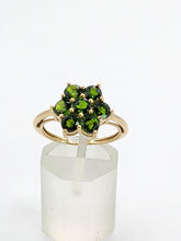 Cargar imagen en el visor de la galería, 1580: Vintage; 9ct Gold Green Diopsides Flowerhead Ring- Captivating cluster

