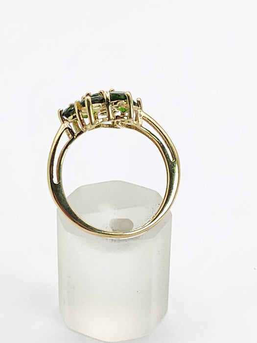 1580: Vintage; 9ct Gold Green Diopsides Flowerhead Ring- Captivating cluster