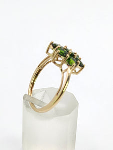 1580: Vintage; 9ct Gold Green Diopsides Flowerhead Ring- Captivating cluster