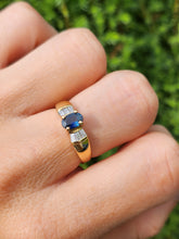 Cargar imagen en el visor de la galería, 1616: Vintage: 18ct Gold Cornflower Blue Sapphire Baguette Diamonds Ring- FAB
