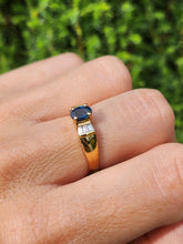 Cargar imagen en el visor de la galería, 1616: Vintage: 18ct Gold Cornflower Blue Sapphire Baguette Diamonds Ring- FAB
