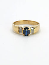 Cargar imagen en el visor de la galería, 1616: Vintage: 18ct Gold Cornflower Blue Sapphire Baguette Diamonds Ring- FAB
