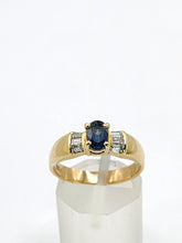 Cargar imagen en el visor de la galería, 1616: Vintage: 18ct Gold Cornflower Blue Sapphire Baguette Diamonds Ring- FAB
