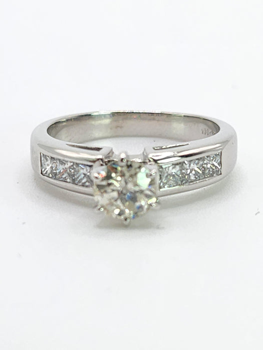 6517 Vintage: 14ct White Gold 1.40ct Diamond Solitaire (0.8ct) Ring with Princess Cut Shoulders
