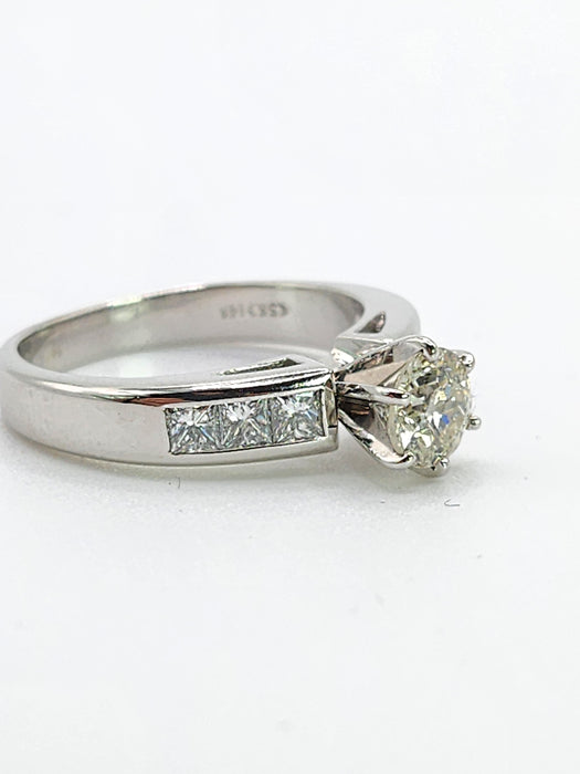 6517 Vintage: 14ct White Gold 1.40ct Diamond Solitaire (0.8ct) Ring with Princess Cut Shoulders