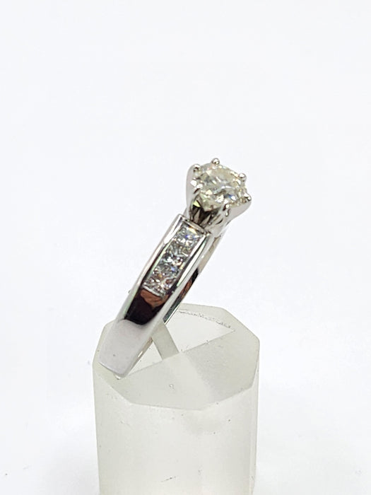 6517 Vintage: 14ct White Gold 1.40ct Diamond Solitaire (0.8ct) Ring with Princess Cut Shoulders