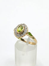 Cargar imagen en el visor de la galería, 1717: Vintage: 14ct Gold Peridot 16 Natural Diamonds Cluster Ring- Just lovely
