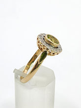Cargar imagen en el visor de la galería, 1717: Vintage: 14ct Gold Peridot 16 Natural Diamonds Cluster Ring- Just lovely
