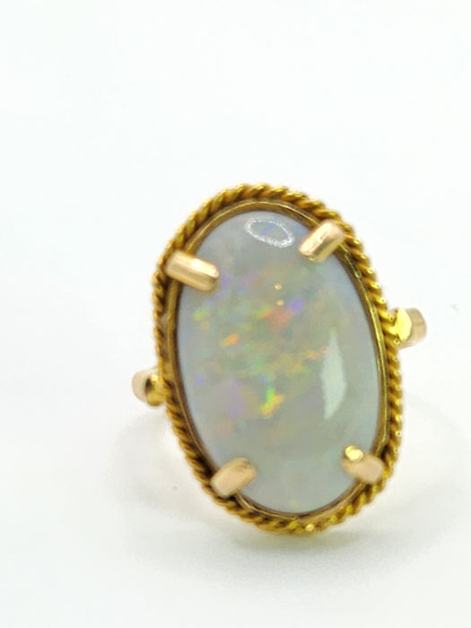 Vintage: 18ct Yellow Gold Vibrant Oval Cabochon White Opal Solitaire Ring - 6747