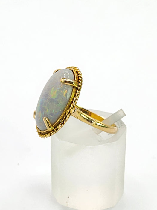 Vintage: 18ct Yellow Gold Vibrant Oval Cabochon White Opal Solitaire Ring - 6747