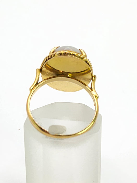 Vintage: 18ct Yellow Gold Vibrant Oval Cabochon White Opal Solitaire Ring - 6747
