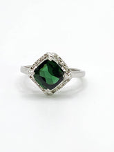 Cargar imagen en el visor de la galería, 1972: Vintage: 9ct White Gold Green Tourmaline 12 Diamonds Ring- sparkling beauty
